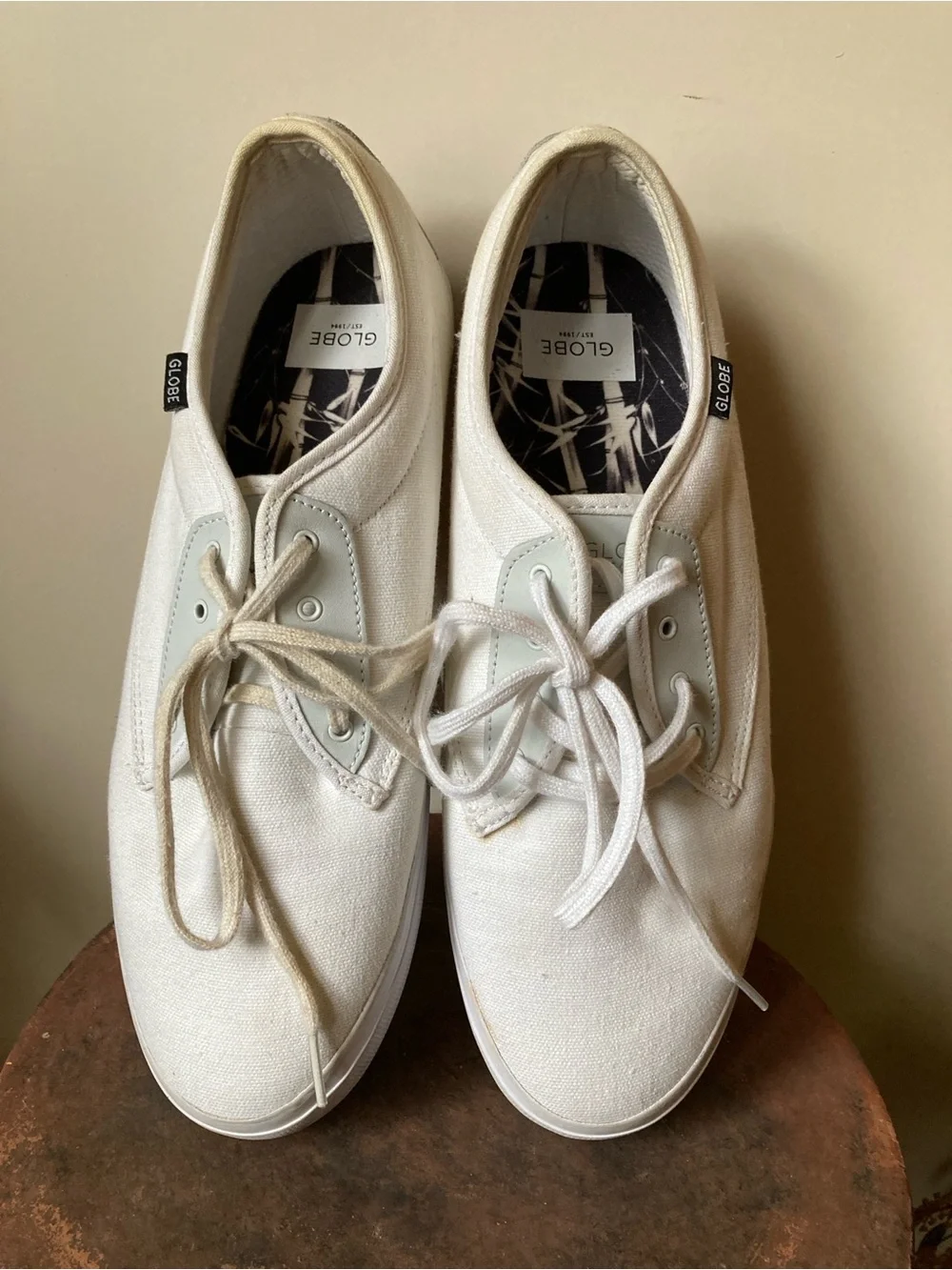 Men’s Globe Size 11.5 Moonshine white canvas sneakers/ skateboard shoes